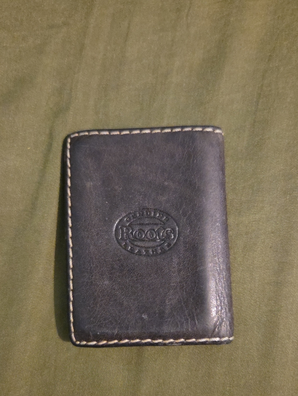Roots Black/Brown Leather Card Holder with Contrast Stitching